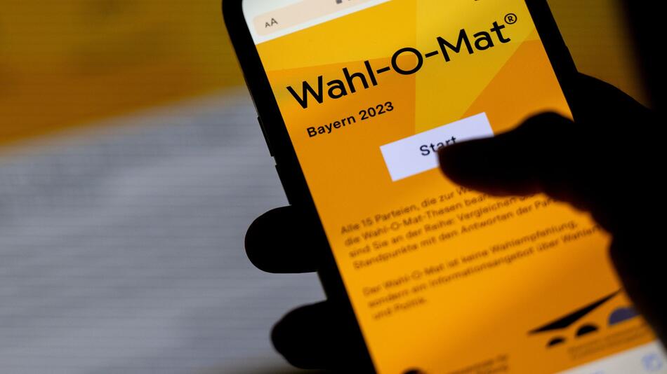 Die Startseite des Wahl-O-Mat auf dem Display eines Handys