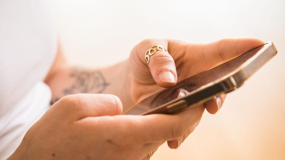 Frau mit Smartphone