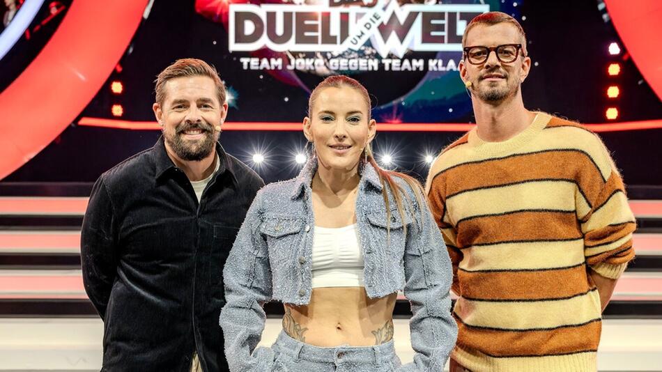 Klaas Heufer-Umlauf (l.) und Joko Winterscheidt mit "Das Duell um die Welt"-Moderatorin Jeannine ...