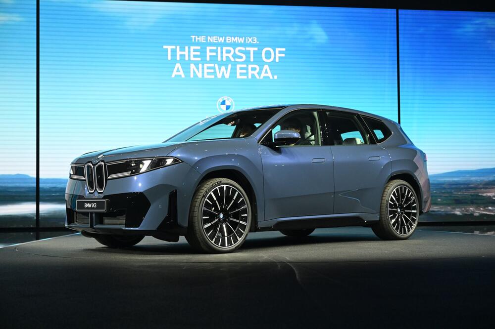BMW iX3 steht bei der Premiere vor Beginn der IAA auf der Bühne