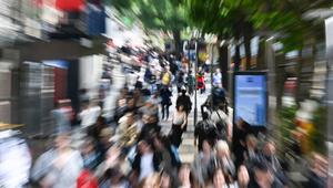 Menschen laufen auf einer Einkaufsstrasse