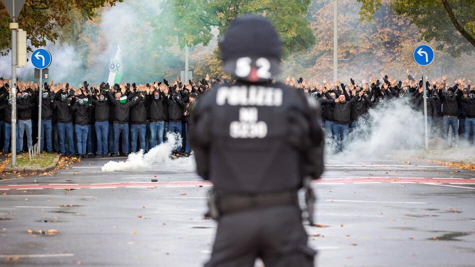 Fussball-Fans und Polizei