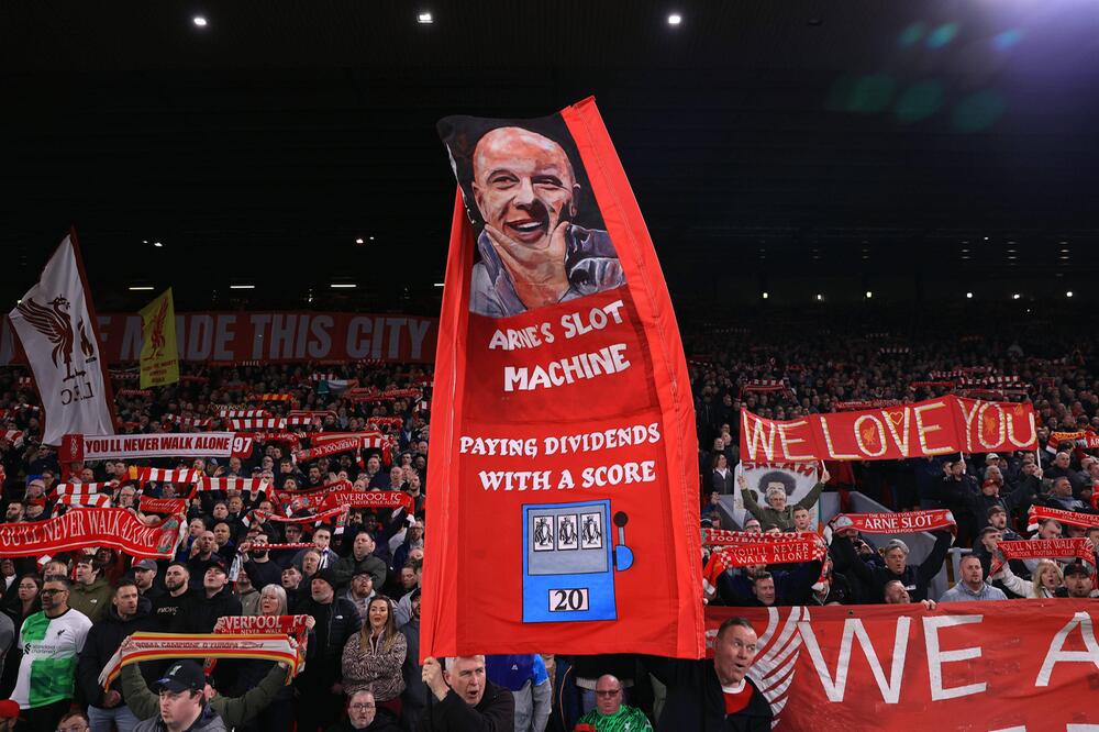 So emotional ehrten die Liverpool-Fans ihren neuen Trainer Arne Slot Anfang April.