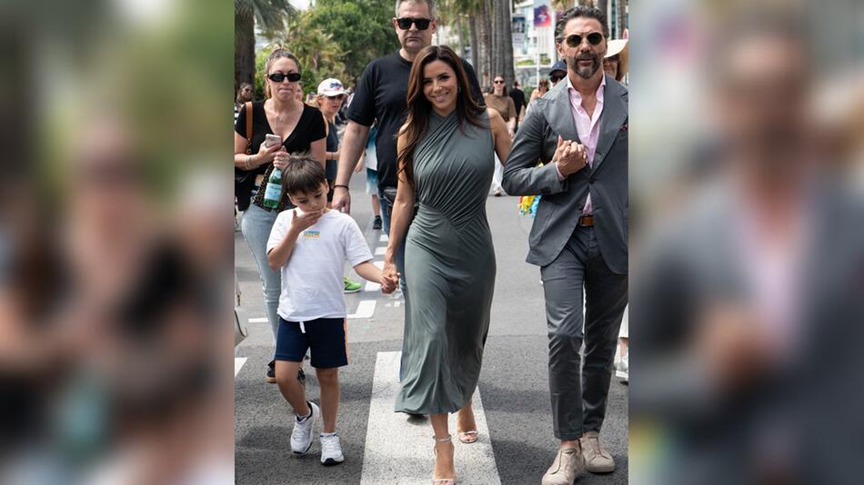 Eva Longoria ist mit ihrem Sohn und ihrem Ehemann in Cannes auch abseits der Events top gestylt.