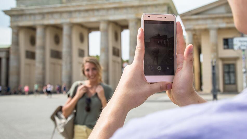 Ein Mann fotografiert eine Frau