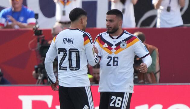 Deniz Undav und Nadiem Amiri bejubeln das 1:1 gegen die Elfenbeinküste.