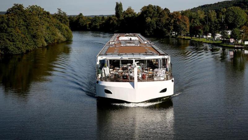 Flusskreuzfahrtschiff auf dem Main