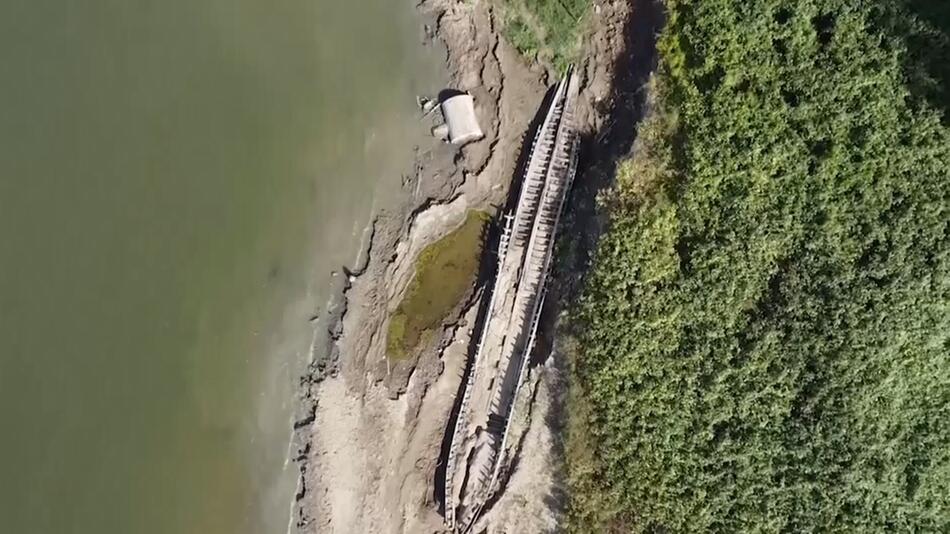 Das zurückgehende Wasser des Mississippi legt bei Baton Rouge in den USA ein altes Schiffswrack frei