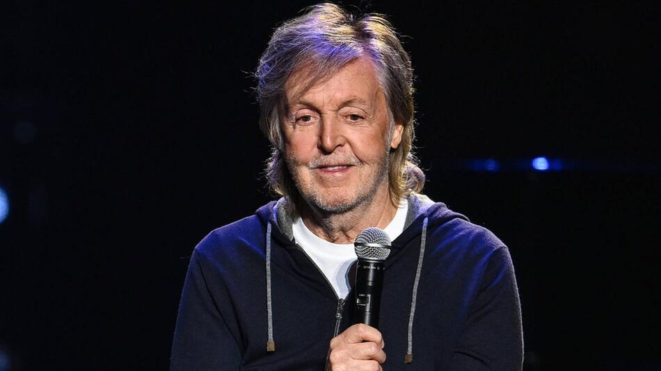 Paul McCartney wurde durch "The Beatles" weltberühmt, für die er zusammen mit John Lennon die ...