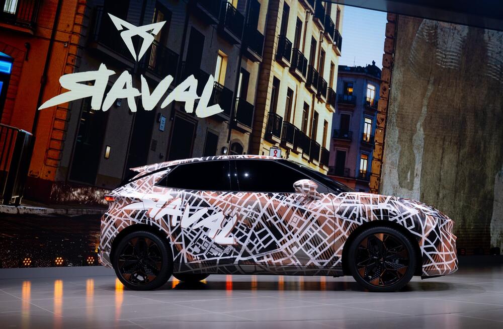 Cupra Raval steht vor Beginn der IAA auf der Bühne