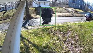 Vom Wind mitgerissen: Trampolin landet perfekt auf geparktem Auto in Indiana