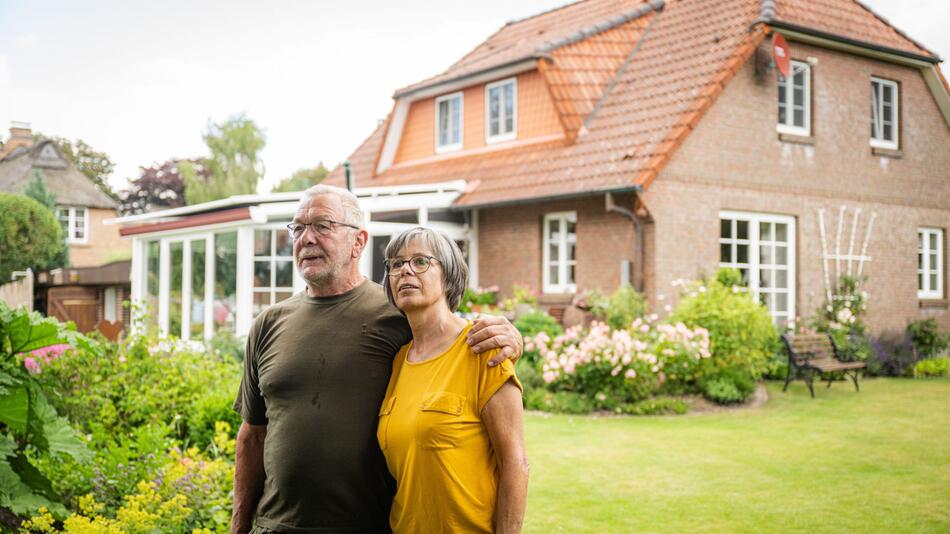 Senioren im Garten vor einem Haus