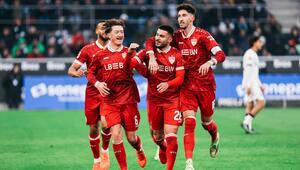 Deniz Undav lässt sich für seinen Treffer zum 3:0 feiern.