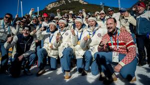 Ein strahlender norwegischer Kronprinz Haakon (r.) bei den Olympischen Winterspielen im sonnigen ...