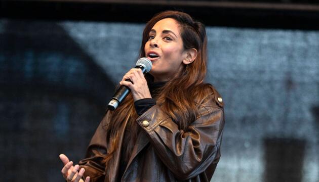 Collien Fernandes bei einer Demonstration gegen sexualisierte und digitale Gewalt in Hamburg.