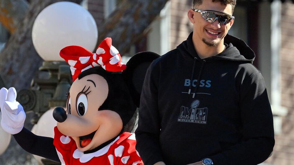 Patrick Mahomes lässt sich in Disneyland feiern.