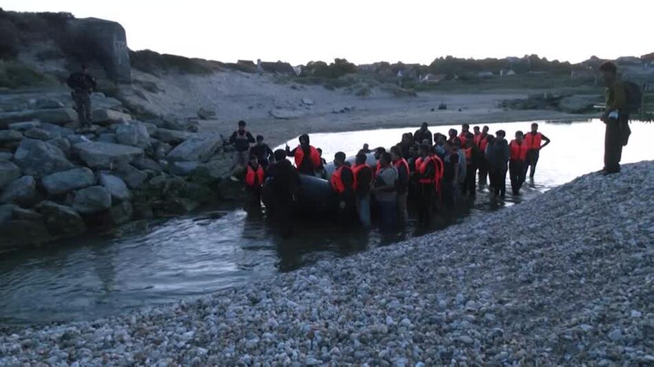 Versuchte Überfahrt nach Grossbritannien: Französische Polizei zerstört Migrantenboot