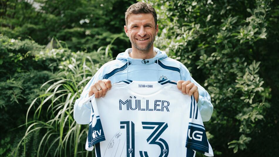 Trikots, Fussballschuhe, Megafon – Thomas Müller versteigert Erinnerungsstücke für den guten Zweck