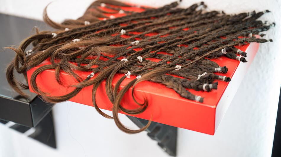 Geflochtene Haarsträhnen für eine Haarspende