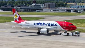 Ein Airbus A320 Flugzeug der Edelweiss mit dem Kennzeichen HB-JJK auf dem Flughafen Zürich, Schweiz.