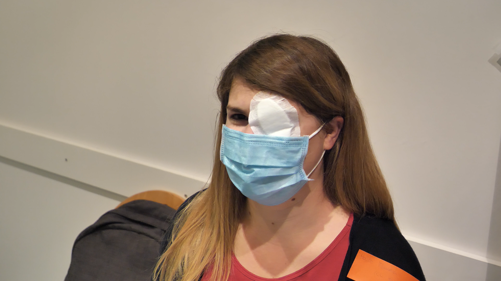 Ein Verband schützt das Auge der Patientin nach der Operation.