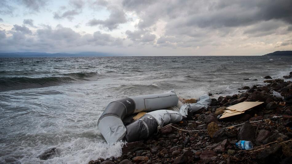 Schlauchboot an der Ostküste der Insel Lesbos