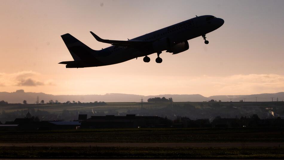 Flugzeug startet am Flughafen Stuttgart