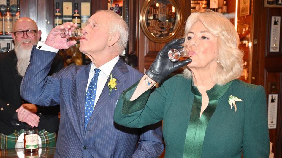 König Charles und Königin Camilla bei der Whisky-Probe.