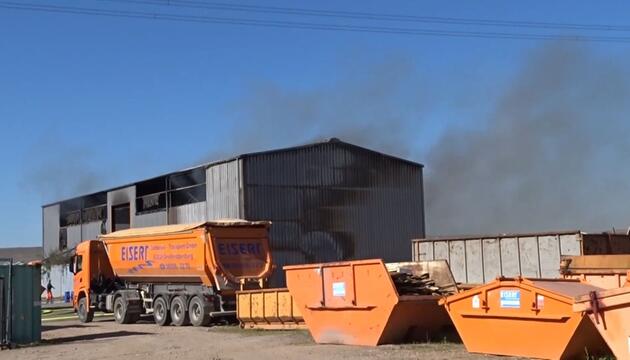 Feuer in Recyclingfirma in Grosskrotzenburg - starke Rauchentwicklung