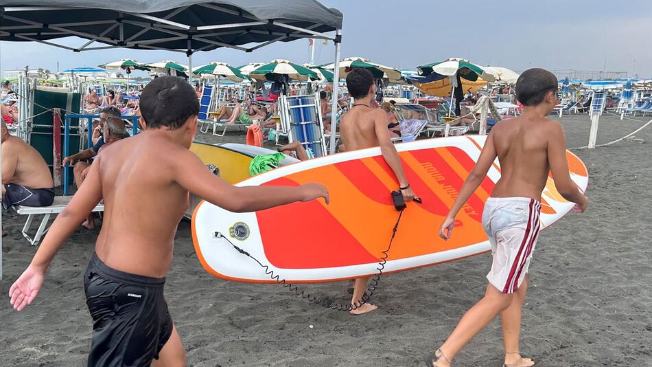 Drei Jungen an einem italienischen Strand