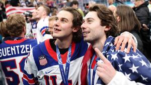 Mit gut sichtbarer Zahnlücke feierte Jack Hughes (li.) gemeinsam mit seinem Bruder Quinn.