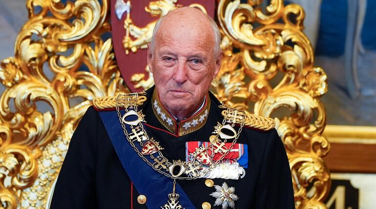 König Harald auf seinem Thron.