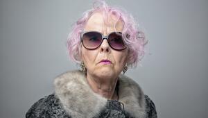 Ältere Frau macht arroganten Gesichtsausdruck 