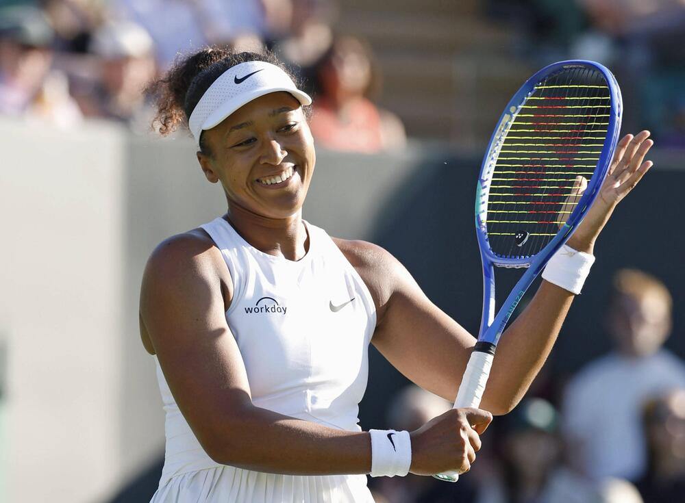 Naomi Osaka glücklich nach ihrem Sieg gegen Katerina Siniakova in Runde 2 von Wimbledon 2025.