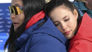 Eileen Gu umarmt ihre Mutter nach dem Gewinn der Goldmedaille. 