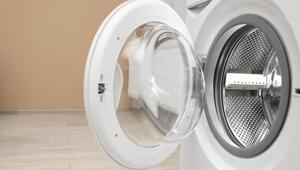 Eine Trocknertür steht offen.