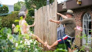 zwei Senioren duschen sich im Garten die Beine ab