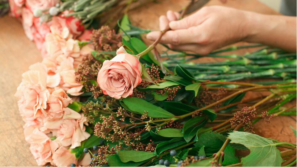 So halten sich Rosen länger frisch.