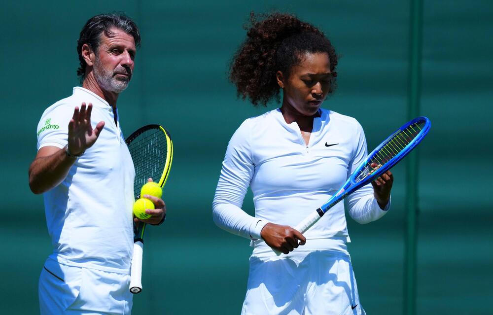 Naomi Osaka (L) im Training mit ihrem Coach Patrick Mouratoglou (R)