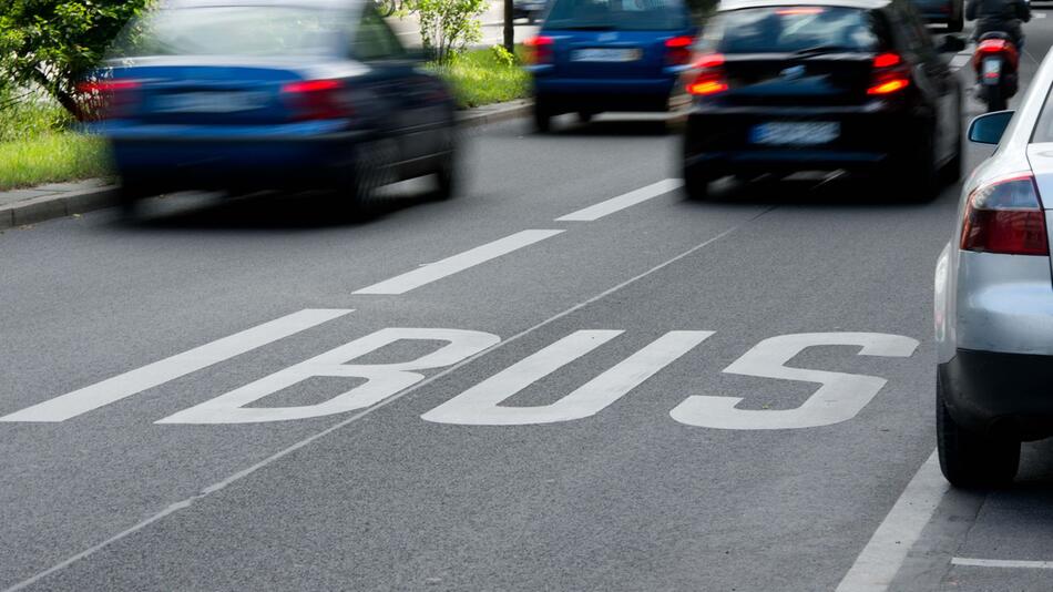 Ein Auto fährt auf einer Busspur