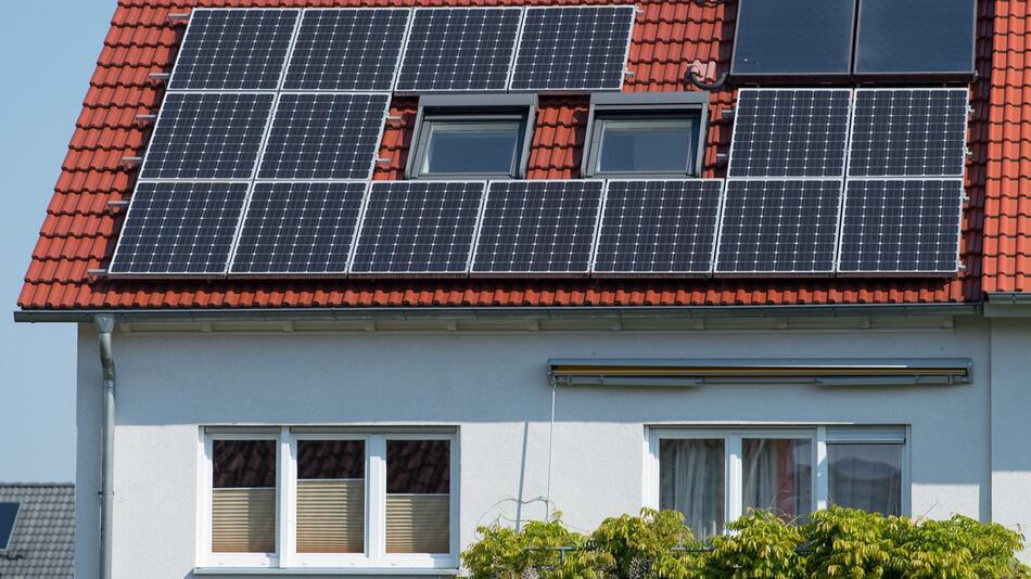 Wohnhaus mit Solarzellen für Photovoltaik auf Dach eines Hauses
