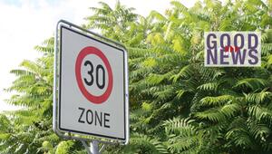 Verkehrsschild mit Geschwindigkeitsbegrenzung auf 30 km/h