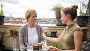 Zwei Frauen unterhalten sich auf einem Balkon