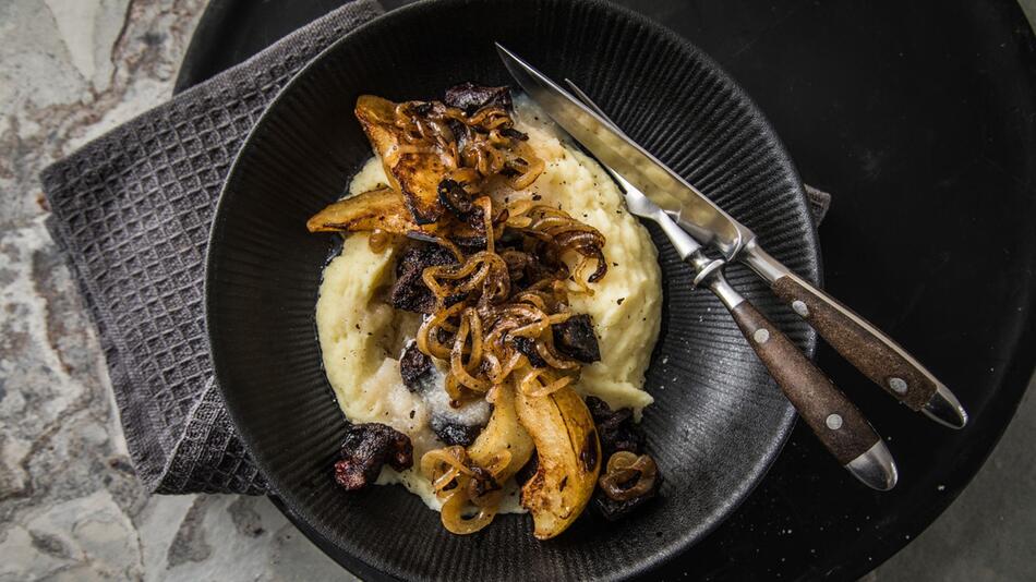 Mahlzeit aus Blutwurst, Birnen und Kartoffelbrei