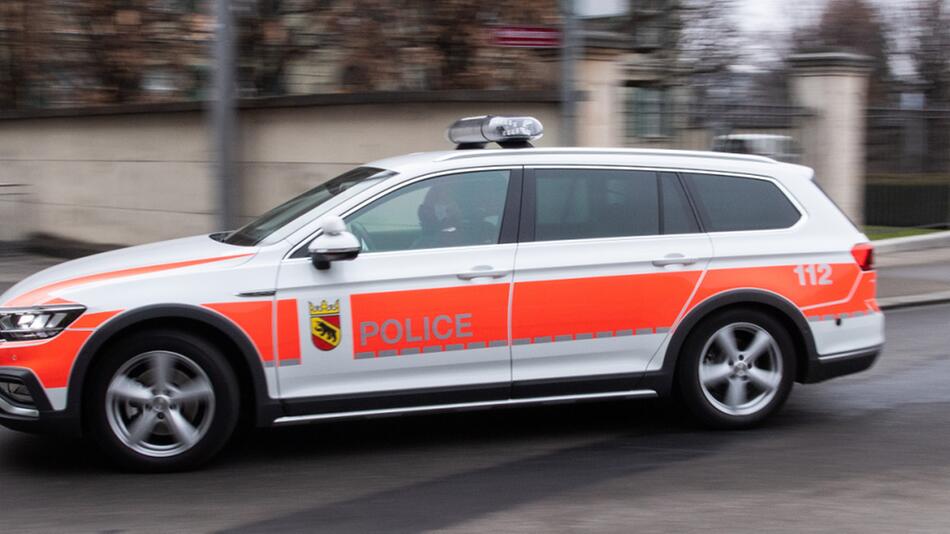Ein Dienstfahrzeug der Berner Kantonspolizei im Einsatz