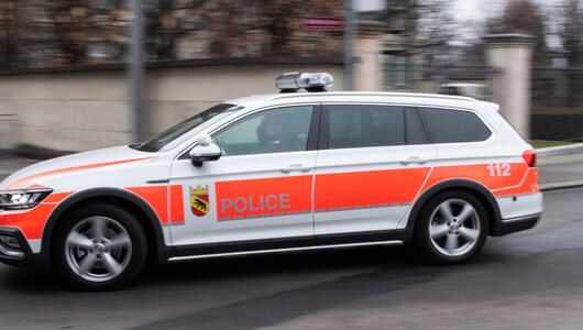 Ein Dienstfahrzeug der Berner Kantonspolizei im Einsatz