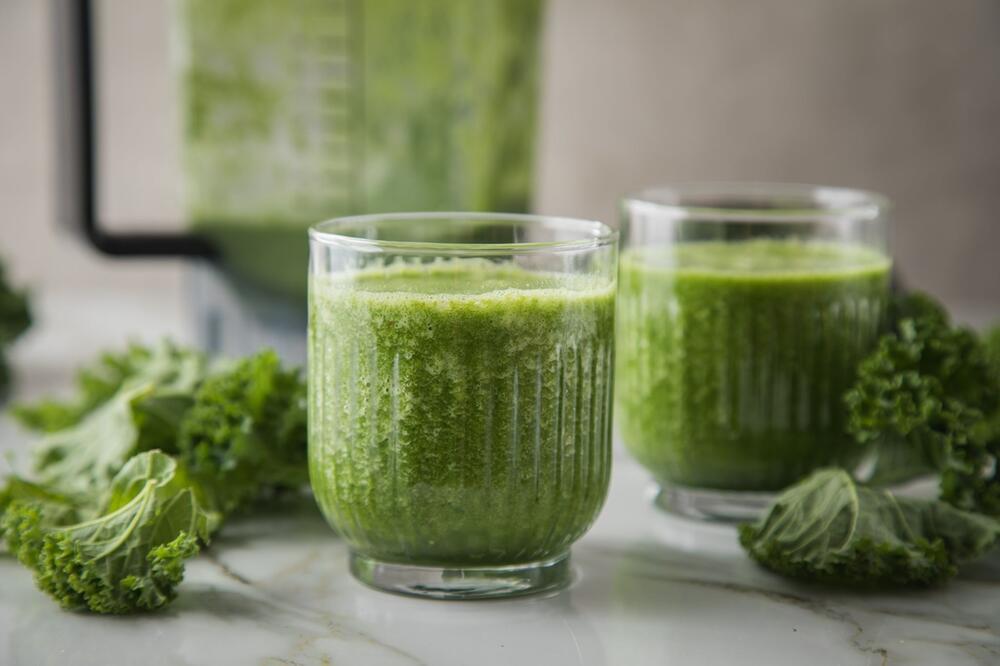 Grüner Smoothie aus Grünkohl, Apfel, Birne und Apfelsaft
