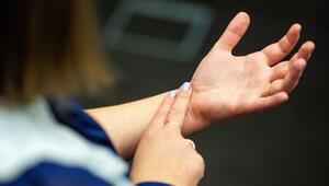 Eine Frau misst ihren Puls am Handgelenk