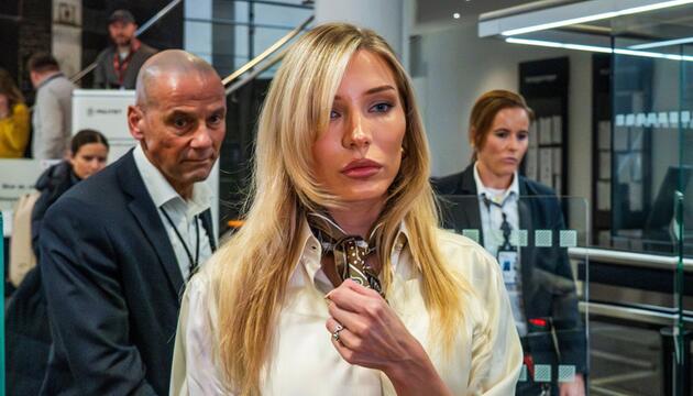 Nora Haukland an einem der Prozesstage bei Verlassen des Gerichtsgebäudes.