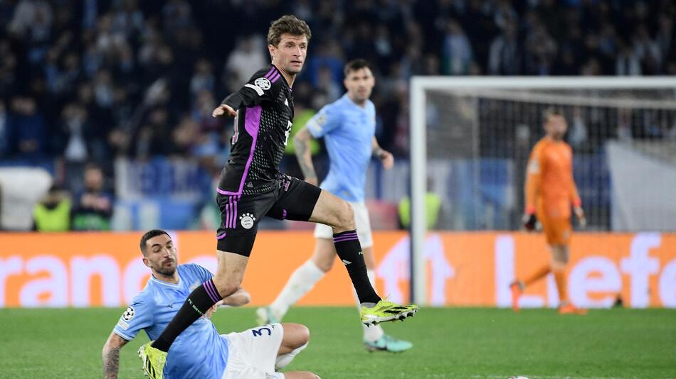 Bayern Münchens Thomas Müller gegen Lazio Roms Gila Fuentes